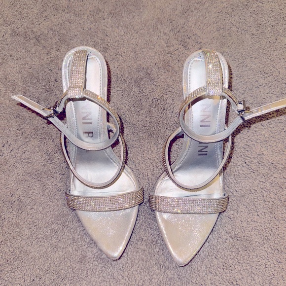 Glamorous sparkly Gianni Bini 3 inch high heels. - Picture 1 of 4